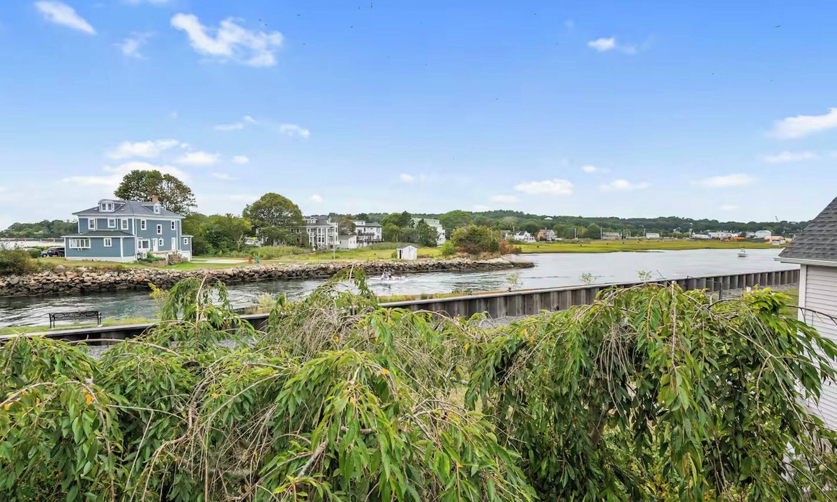 Gloucester Apartment | Elevated Fish & Ships on Canal: Walk to Beach,Park