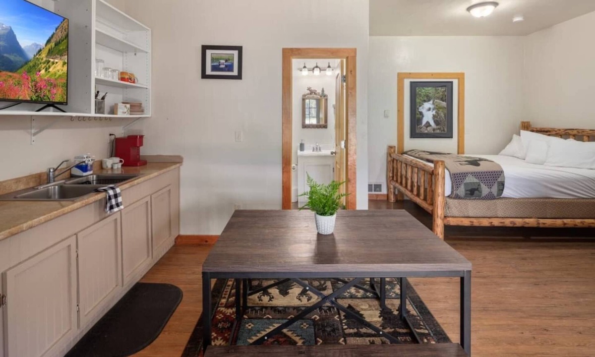 Coram Apartment | Elk Studio! 6 Miles to Glacier!