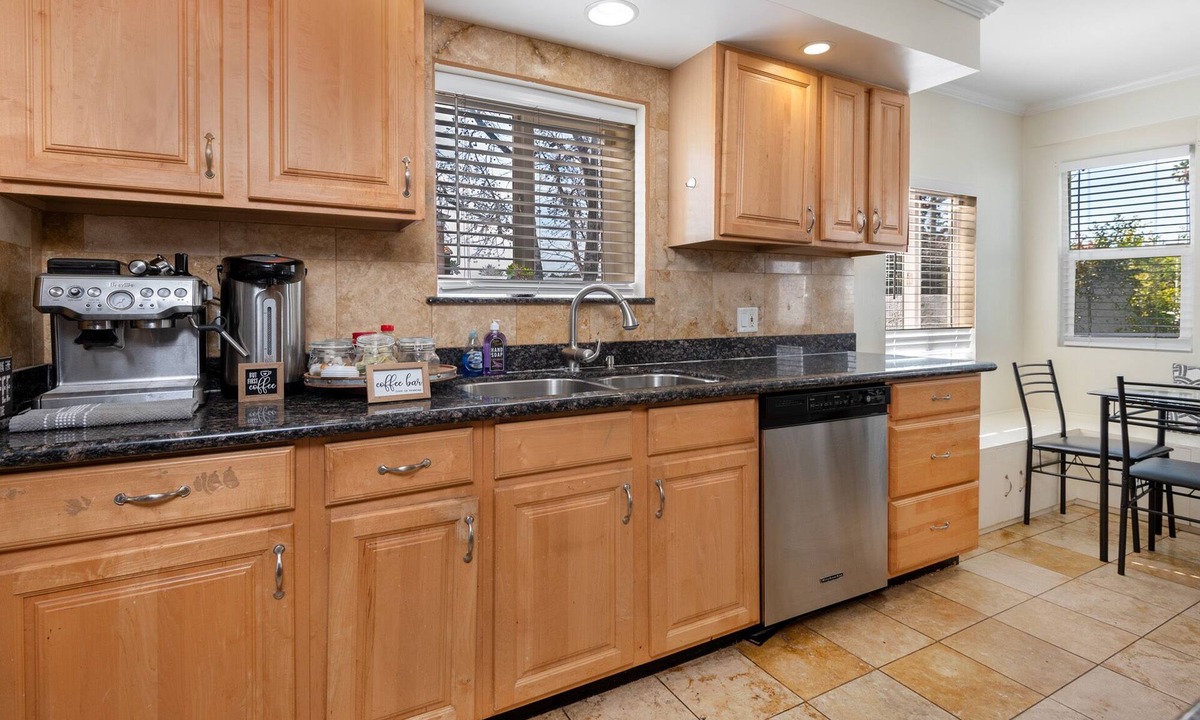 Carthay Circle House | Embrace Tranquility: Your Ideal Retreat in Pico Robertson