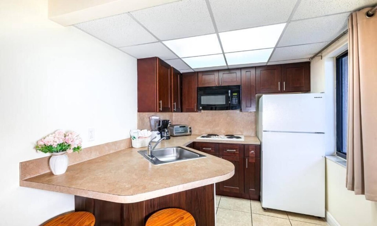 Deerfield Beach Resort | Emerald Seas is an excellent choice for travelers visiting Deerfield Beach,