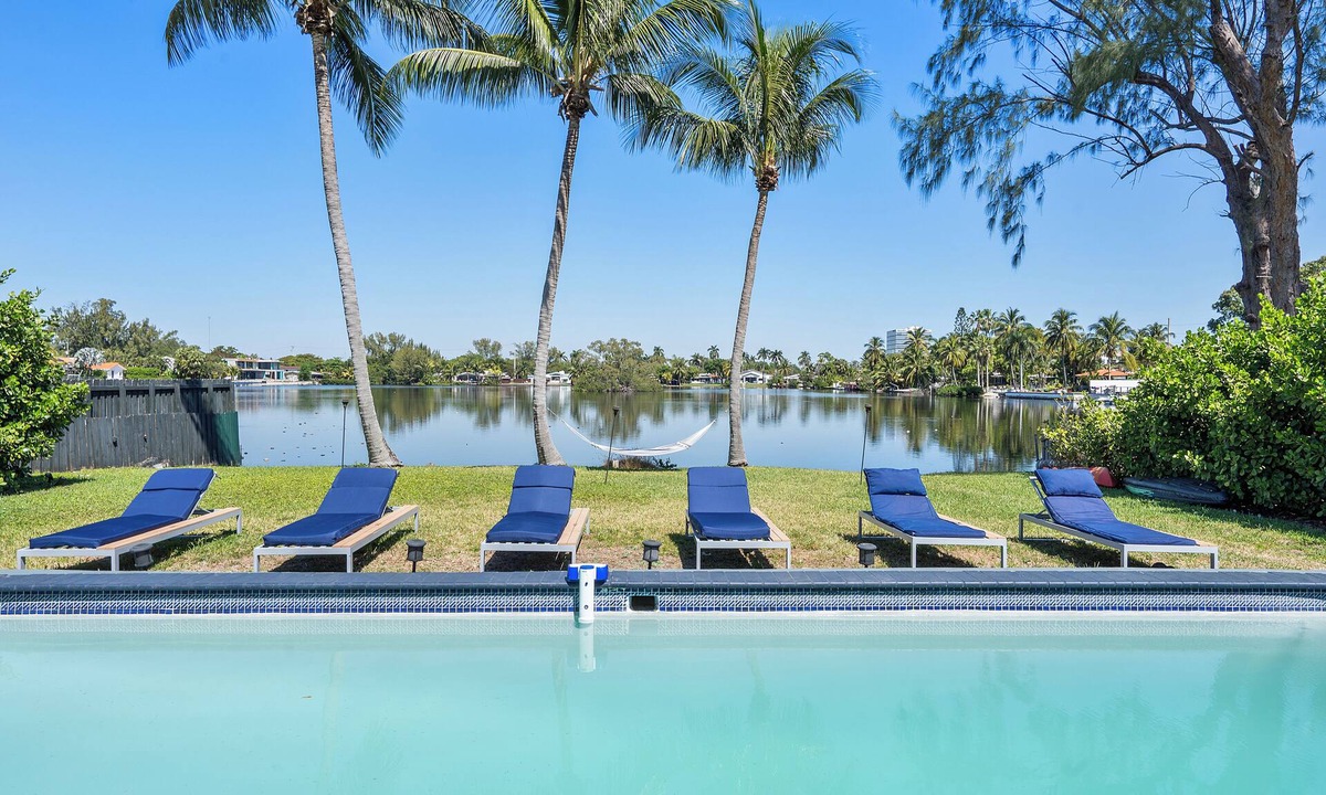 Ojus House | Enchanted Lake House Miami - Spacious 4-bedroom house in Miami with AC, WiFi