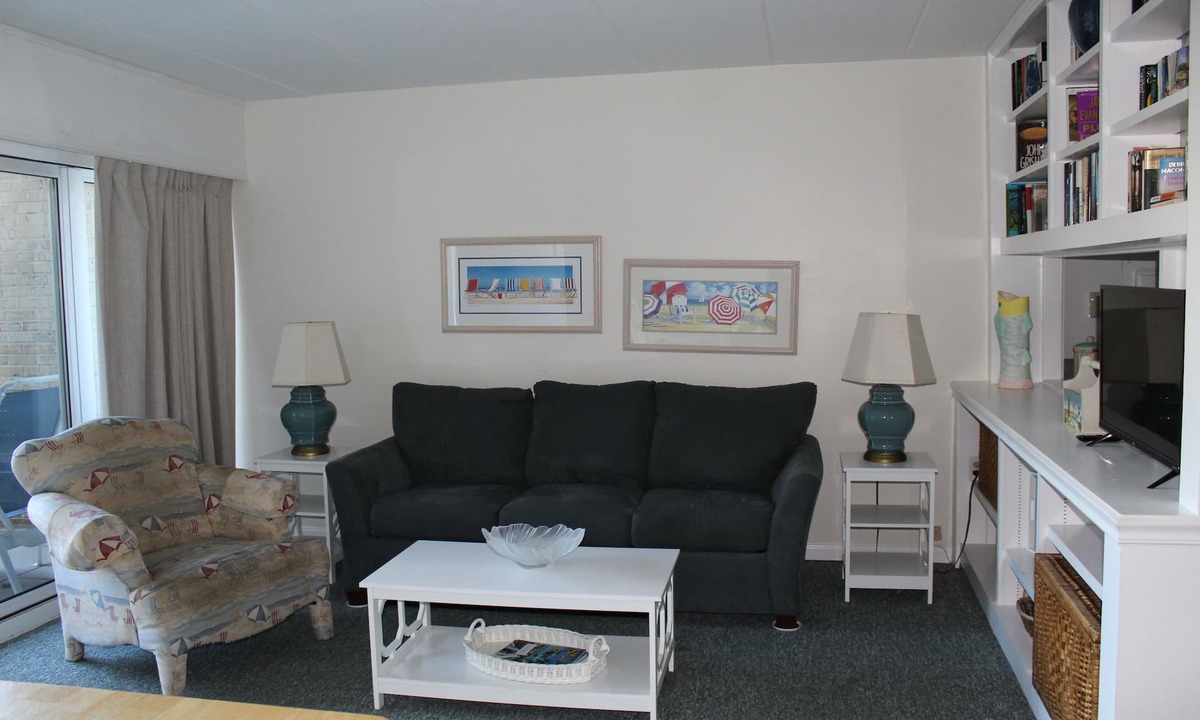 Rehoboth Beach Condo | Enclosed Patio & Steps to Ocean!