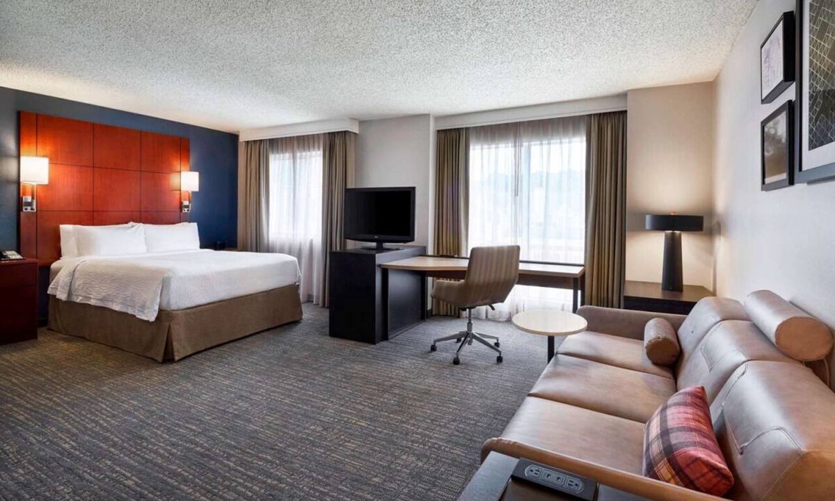 Parole Hotel | Enjoy a Hassle-Free Stay! Pet-Friendly, Close to William Paca Garden