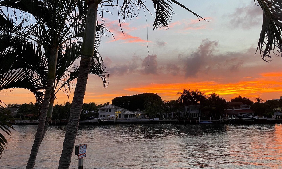 East Fort Lauderdale Condo | Enjoy scenic sunsets on your private deck. Modern condo minutes to the beach.