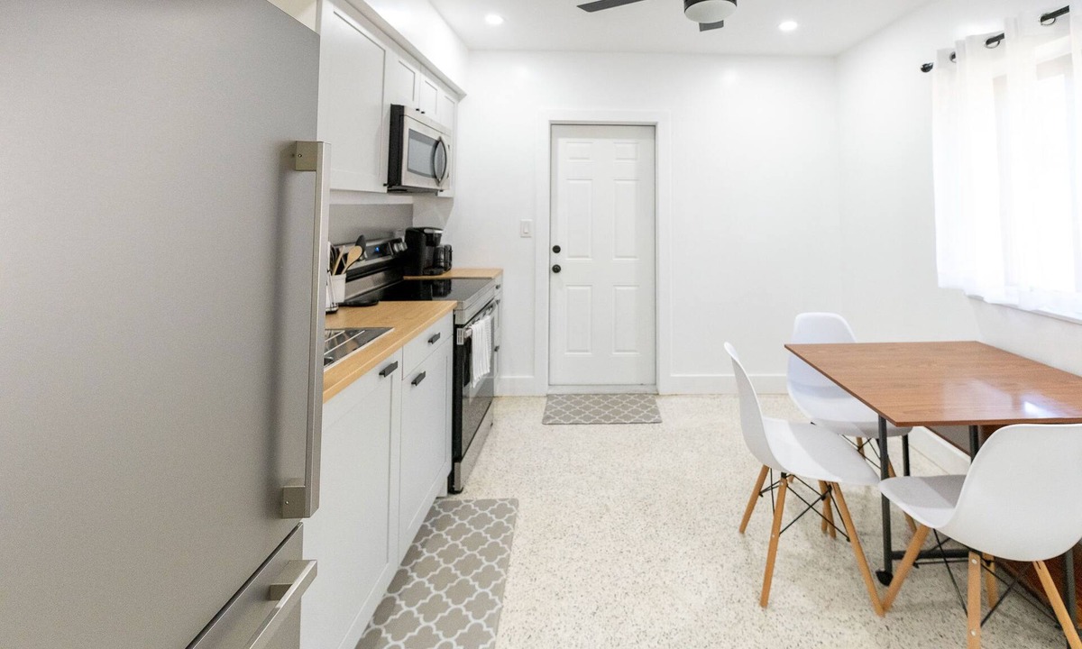 Downtown Fort Lauderdale House | Entire home newly renovated 2 living rooms2 full kitchens, and private backyard.