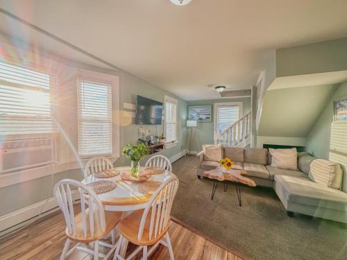 Wildwood Apartment | Entire Lovely 3 Bedroom, 2 Bathroom Apartment! 1 Block to the Beach and Boardwalk!