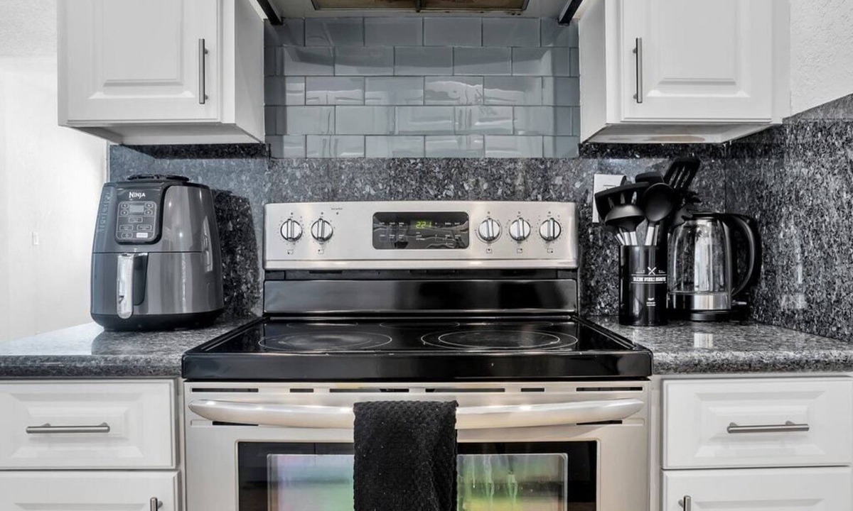 Dolphin Isles House | Entire Lux Home ~ Heated Pool ~ 5 min walk to beach ~ Game Room ~ Bikes