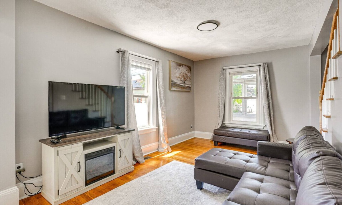 Lynn House | Entire Private home 3BDS 1 and half BTHS/Pet Friendly with fee
