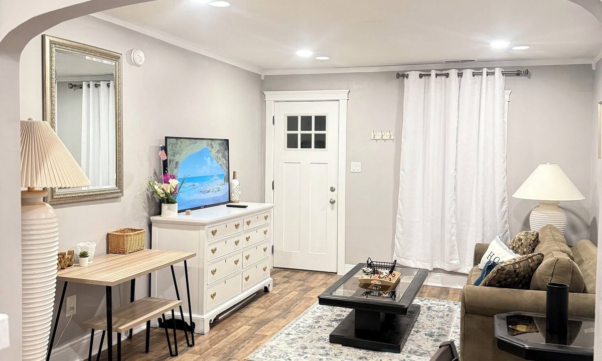 Salisbury House | Entire Private Home Sleeps 6 Prime Salisbury Location