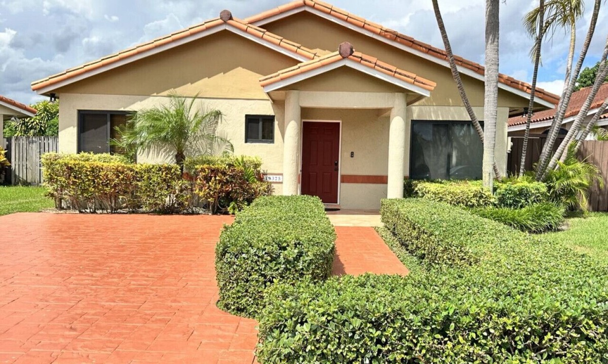 Sunset House | EPIC Escape/Pool Access Near Malls Airport Hospita