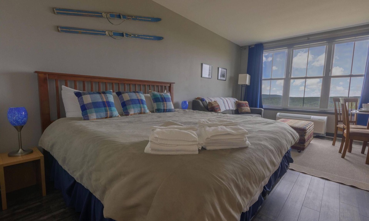 Edray Condo | ES 224 - Inviting, bike-in/out Village studio perfect for your summer getaway!