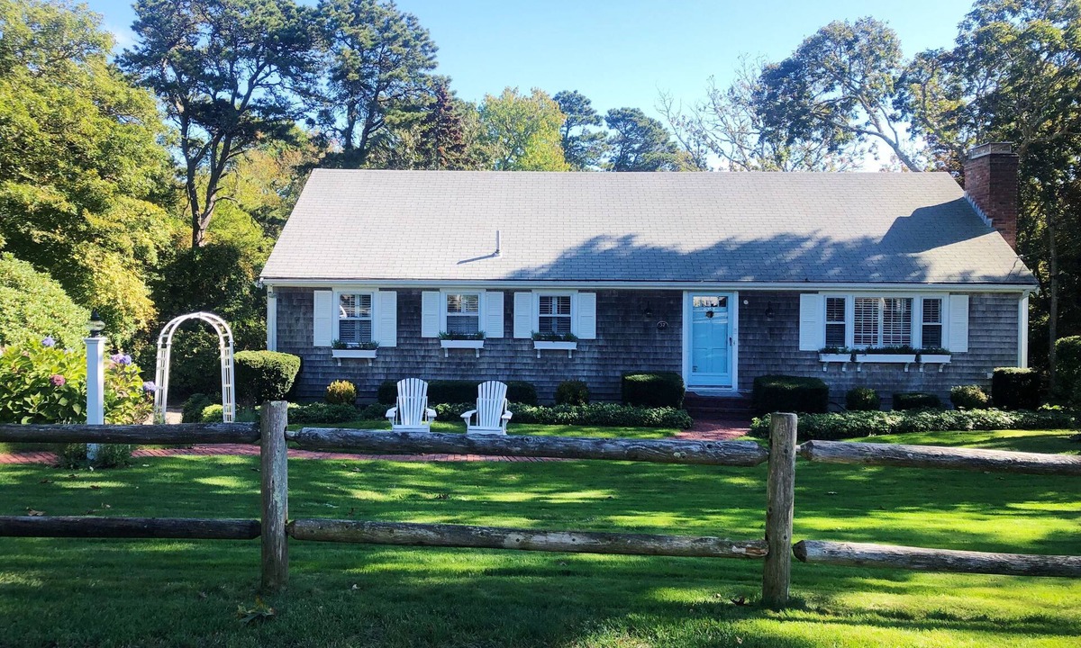 Harwich Center House | Es-Cape to Harwich 1.2miles to Bank Street Beach!