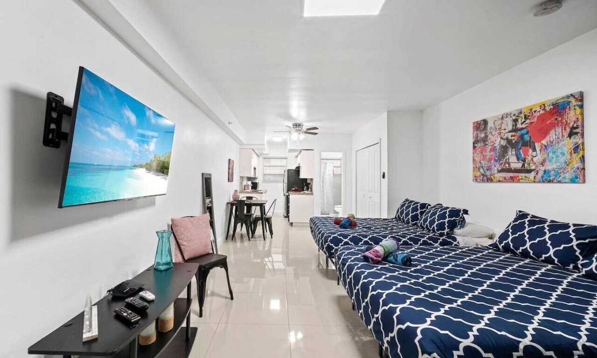 South Beach Condo | Escape 2 Beach, Ocean Dr Deco Apt w/2 Queenbeds