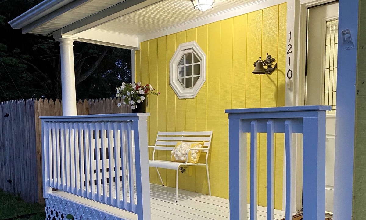 Issue House | Escape with your pet to Sunny Place Cottage!