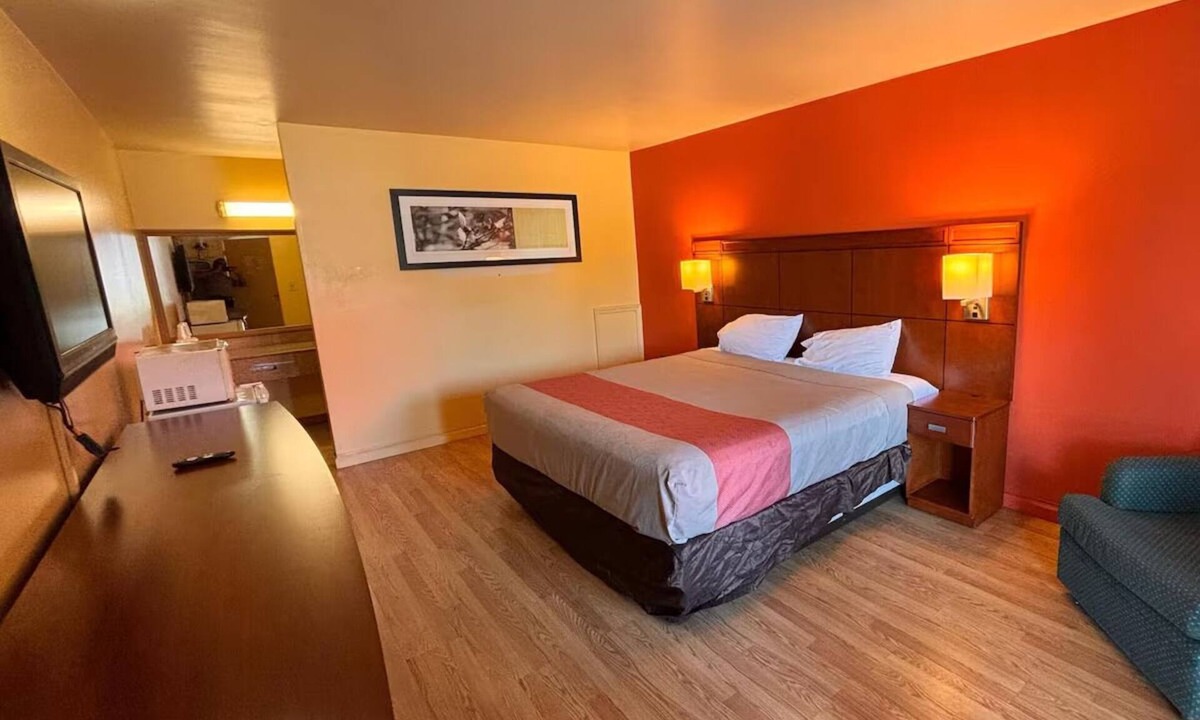North Newport News Hotel | Essential Room w/King Bed, Microwave & Mini-Fridge – Near Patrick Henry Mall
