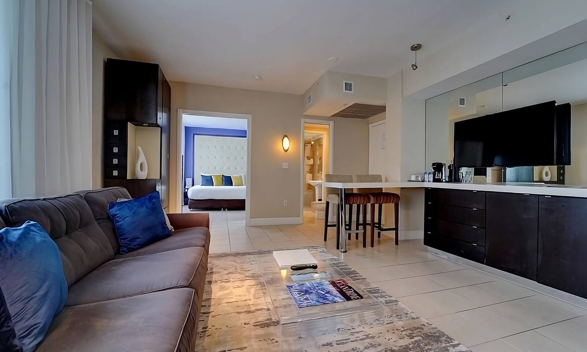 City Center Hotel | Explore Miami Beach in Style! Evening entertainment, Art galleries!
