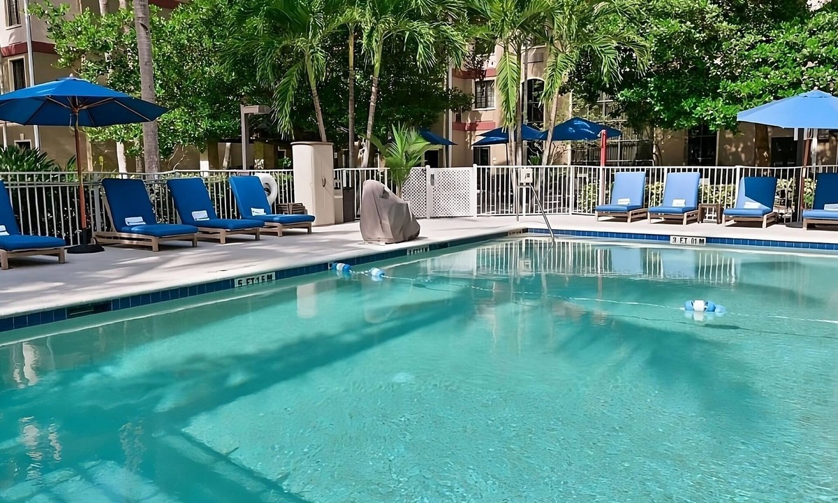 Plantation Hotel | Explore Sawgrass Mills! 2 Large Rooms w/Full Kitchens! Free Breakfast! Pool!