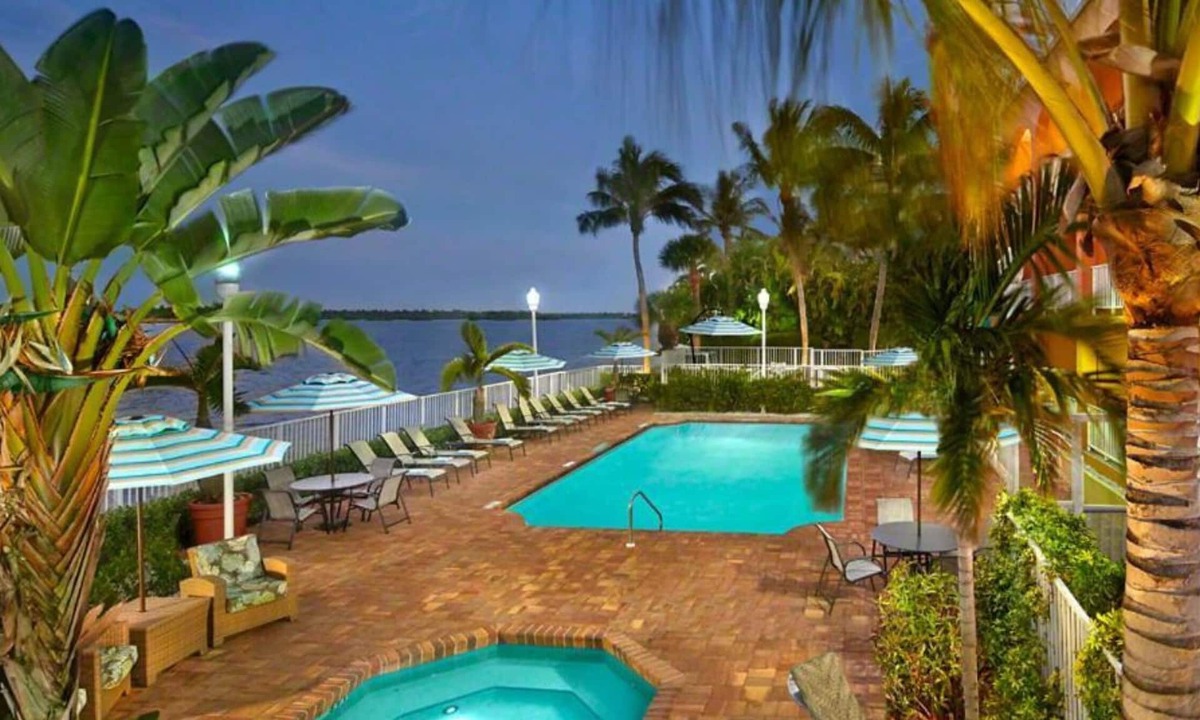 Palm Beach Hotel | Fairfield Inn And Suites By Marriott Palm Beach