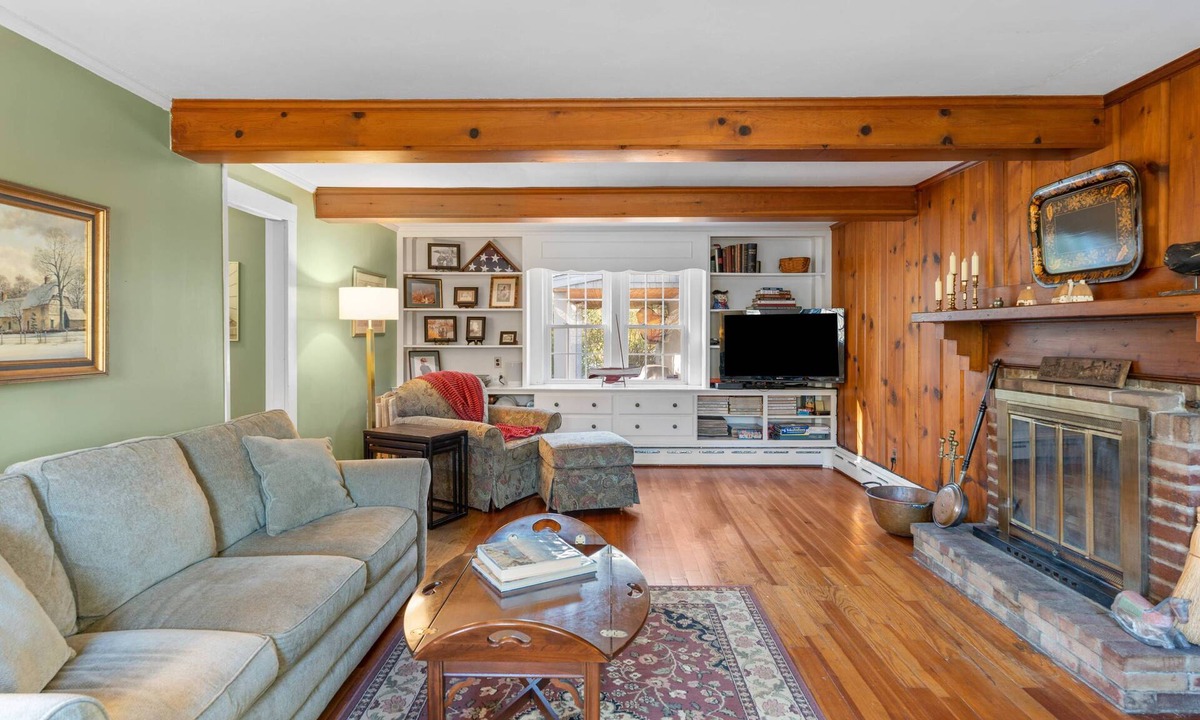 West Falmouth House | Falmouth Spacious Family Home with fireplace