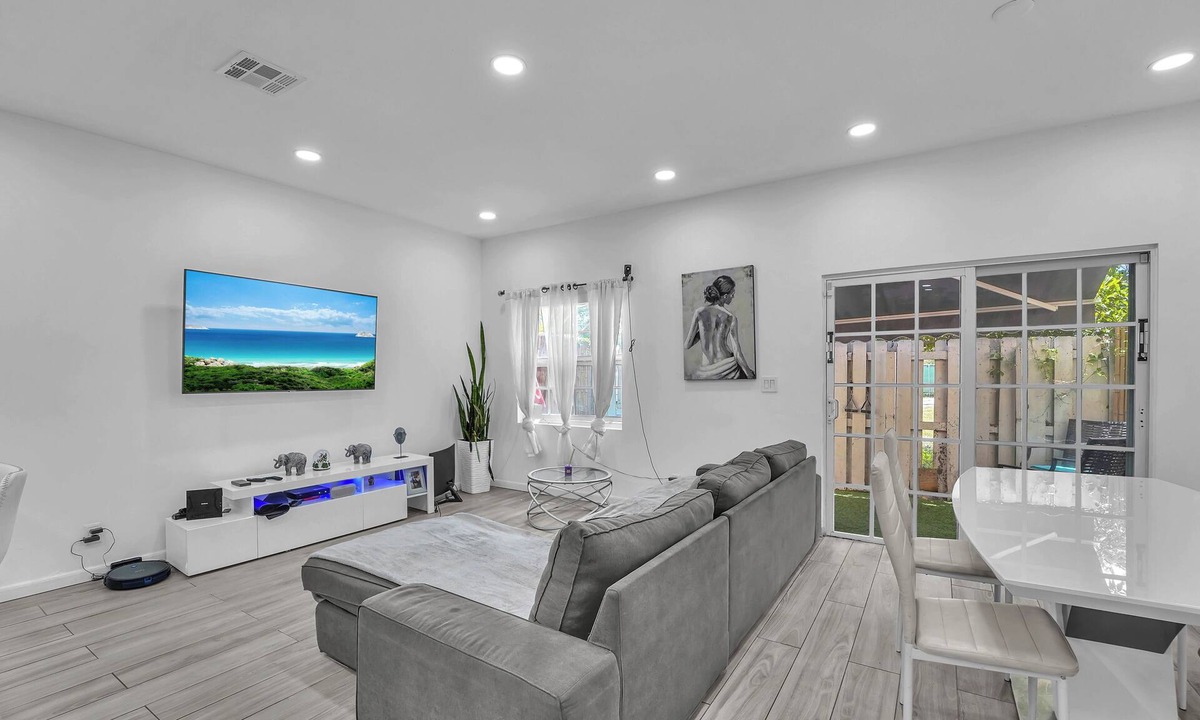 Highland Garden House | Family and Dog Friendly Townhouse, near to the Beach, build in Sauna & Gym,EV ch