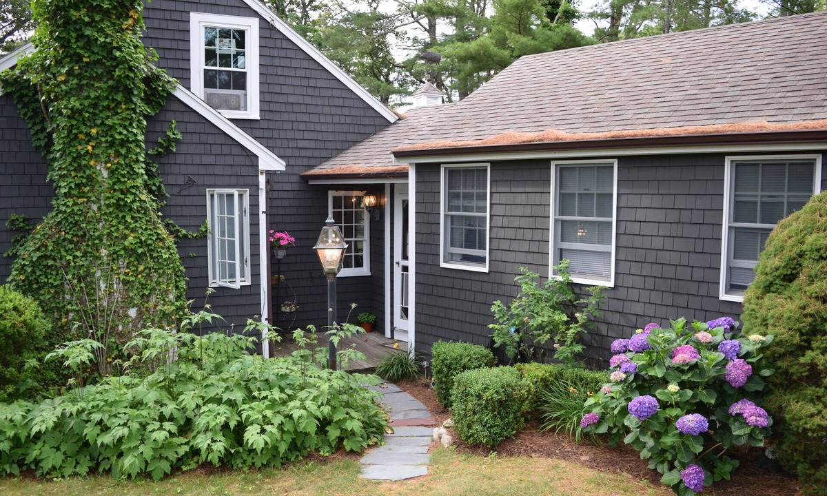 East Harwich Cabin | Family friendly cabin in Harwich, water peek & walk to private beach