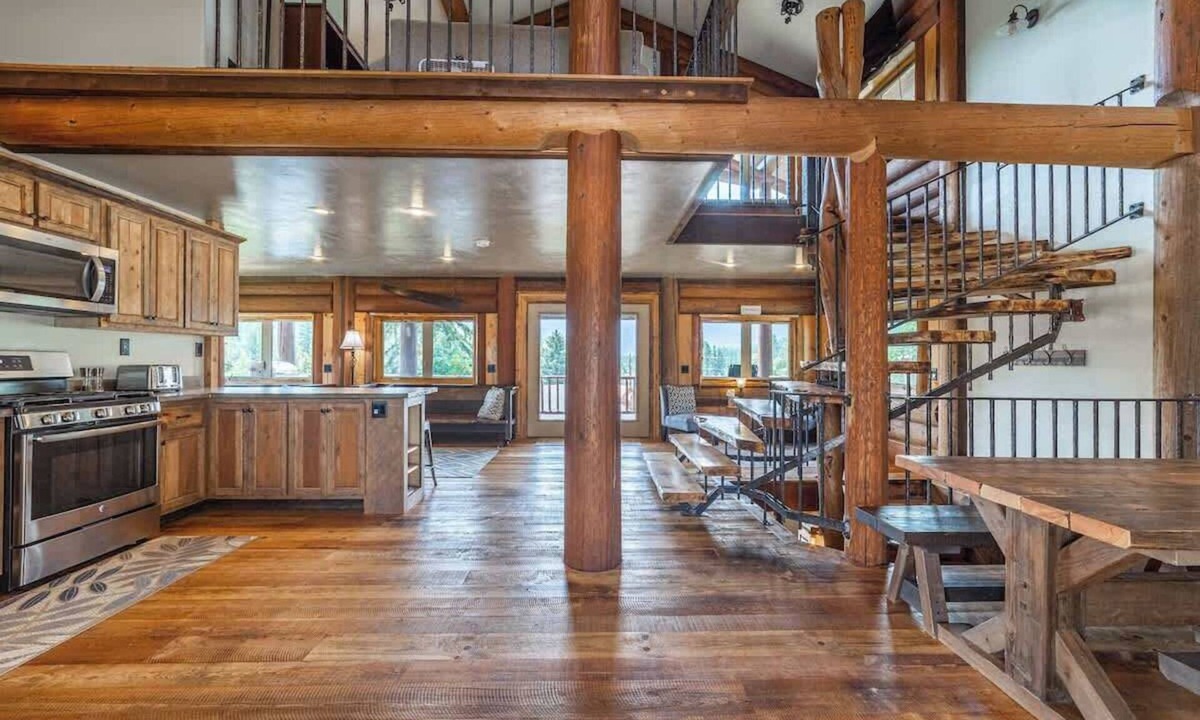 Coram Ski Chalet | Family-Friendly Chalet:BBQ, WiFi,Games& Mtn Views!
