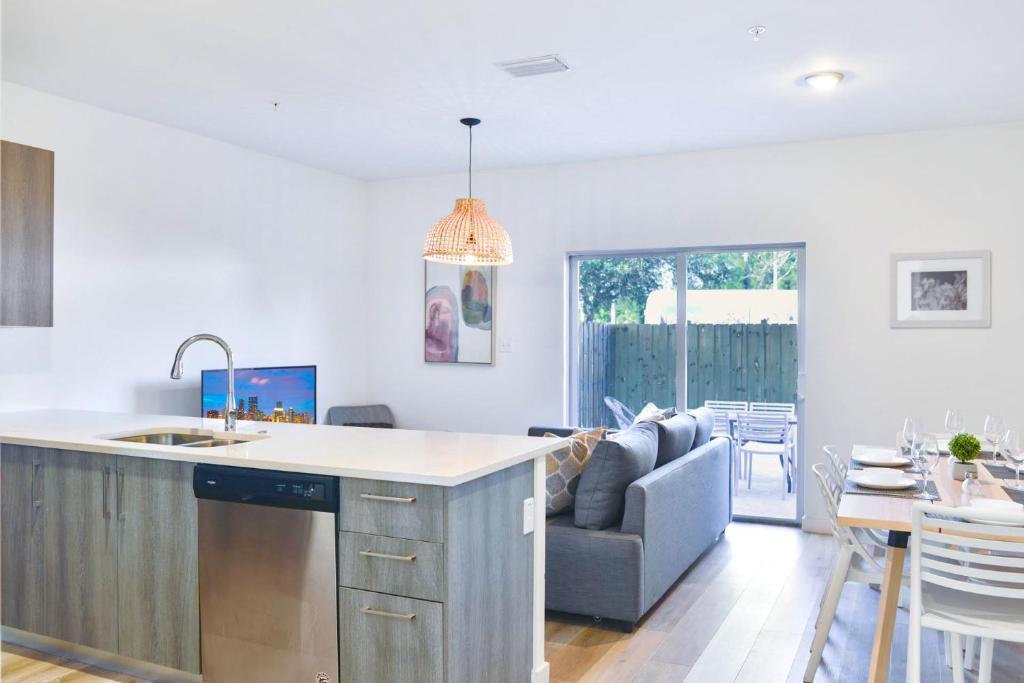 Golden Glades Apartment | Family-Friendly Townhouse Getaway Near Top Attractions