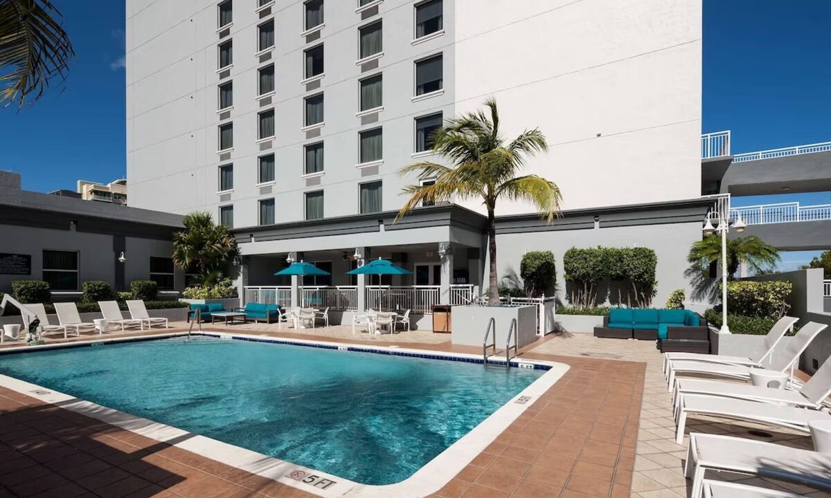 Downtown Fort Lauderdale Hotel | Family-friendly Stay | Free Breakfast | Outdoor Pool | Pets are Welcome