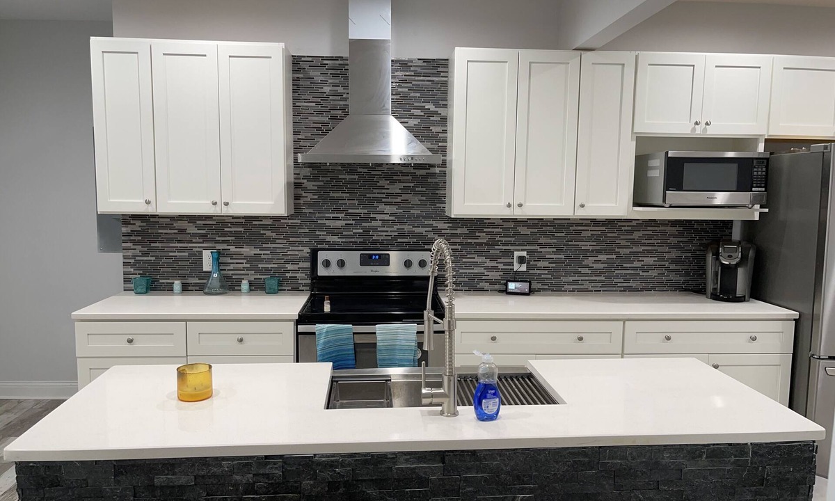 Salisbury House | Family Getaway- Beautiful & spacious 4 Bdrm Historic Home with a modern touch!