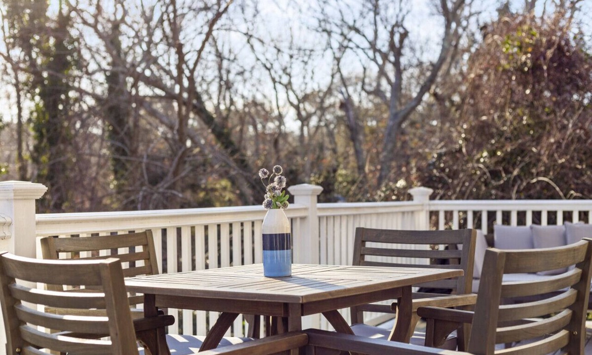 Tisbury House | Family Getaway Walkable to Town