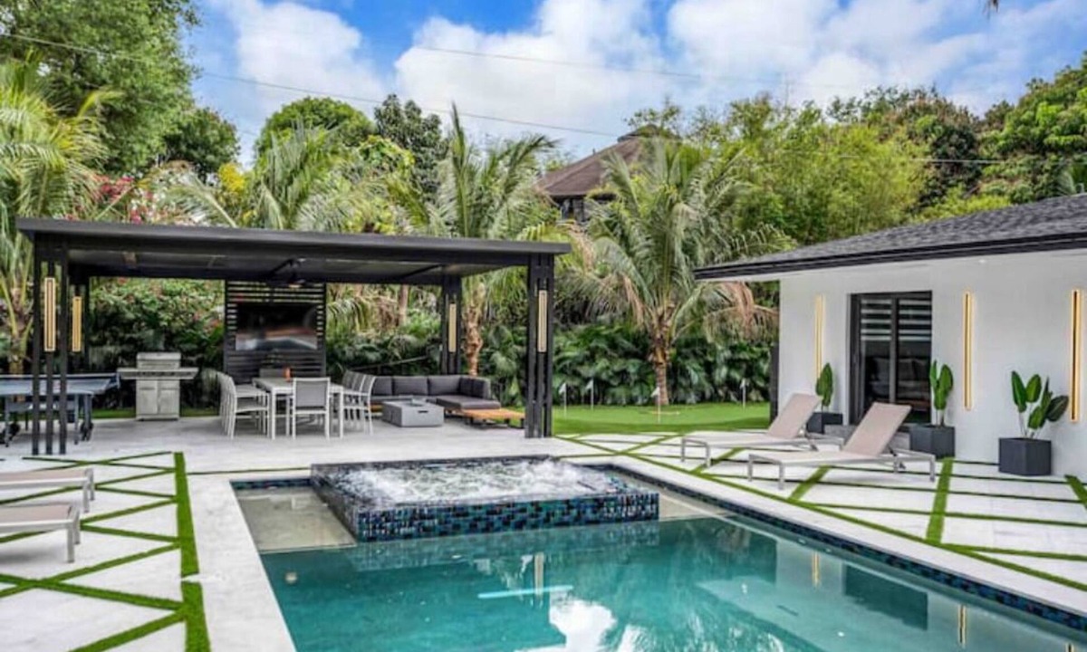 North Miami House | Family Resort HeatedPool Hot Tub Grill Basketball