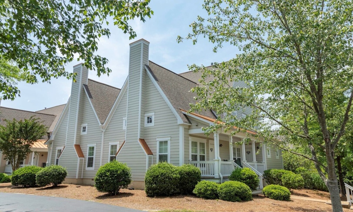 Lackey Cottage | Family Vacation, Sleeps 10, Close to Theme Parks & Attractions.