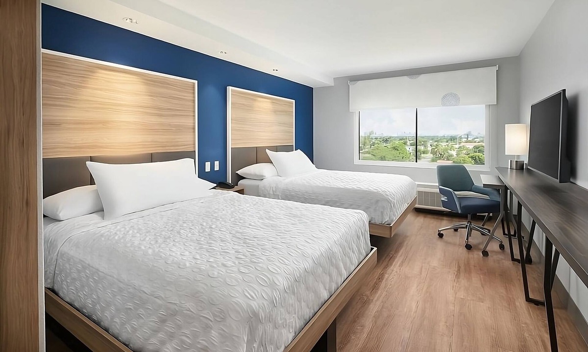 Dania Beach Hotel | Family Vacation with Breakfast! Parking, Walk to Frost Park and Cozy Cove Marina
