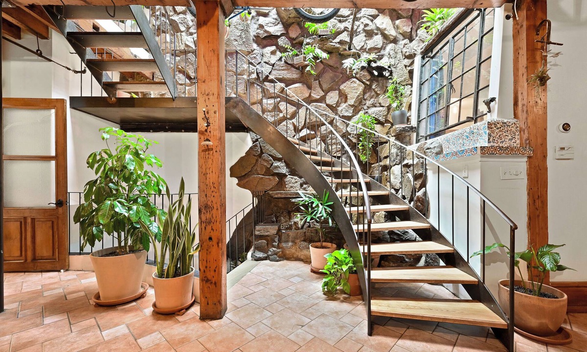 Bowery House | Fantastic 6-bedroom townhome with AC in vibrant New York