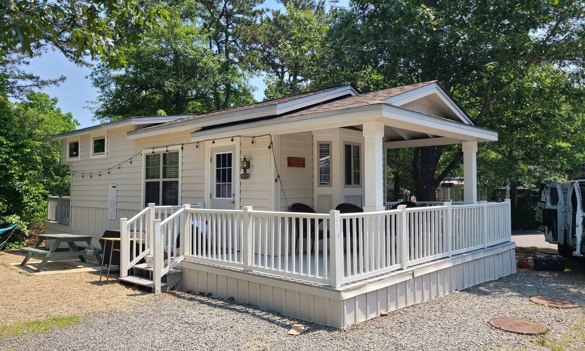 Sandwich Cottage | Fantastic, Updated, Seasonal 1-Bed Tiny House with Community Pool and Beach