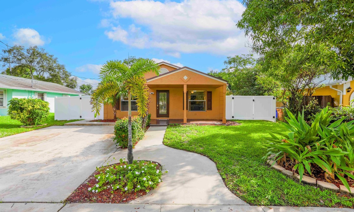 Deerfield Beach House | Fenced tropic home ⛱️with outdoor area 3bed/1bath