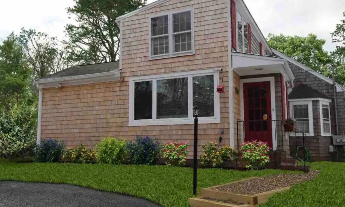 Harwich Port House | Fido friendly Walk to Red River Beach - Sleeps 20 - Hot tub - Bring your boat!