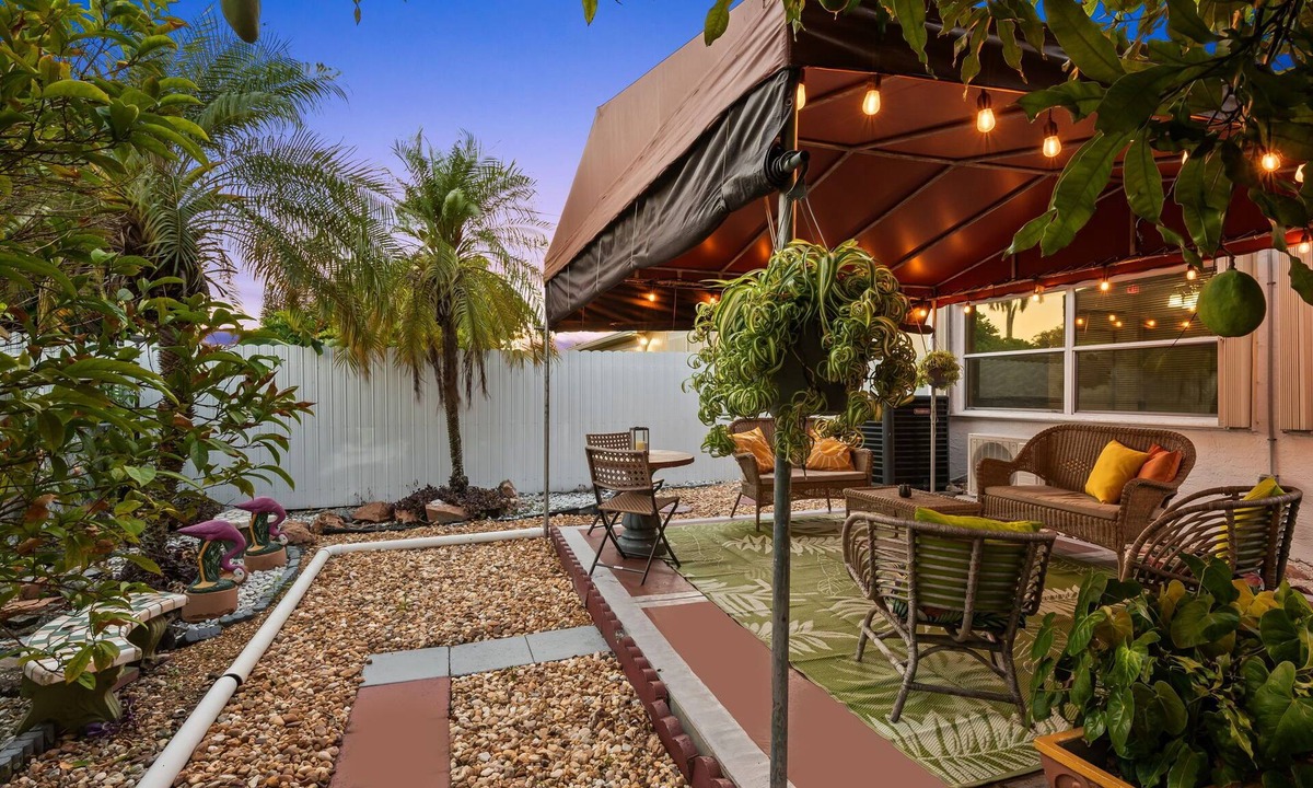 Miramar House | MAJOR INTERNATIONAL SPORTING EVENT! 3 miles to Miami Stadium. King bed-Grill-Free Parking. Midpoint location!