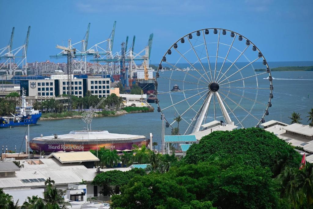 Downtown Miami Apartment | MAJOR INTERNATIONAL SPORTING EVENT Magic,Miami Luxury Penthouse, Walk to Fan Fest Panoramic Ocean & City Views,Resort Pool, Spa, Gym, Restaurants