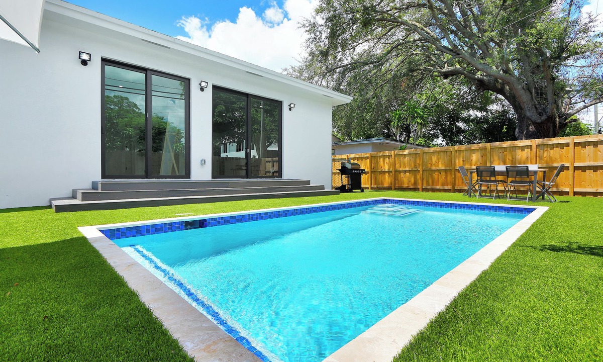 Coral Way House | FIFA Perfect | Radiance: Modern Design & Poolside Escape