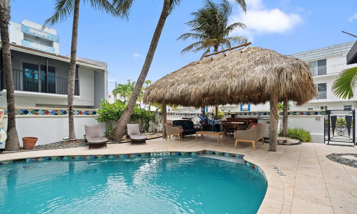 Hollywood South Central Beach Apartment | Flamingo Suite 1/1 Poolside