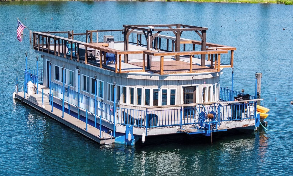 Somers Boat Rental | FLOATING HOUSE on Flathead Lake, kayaks, rooftop decks, watercraft rentals!