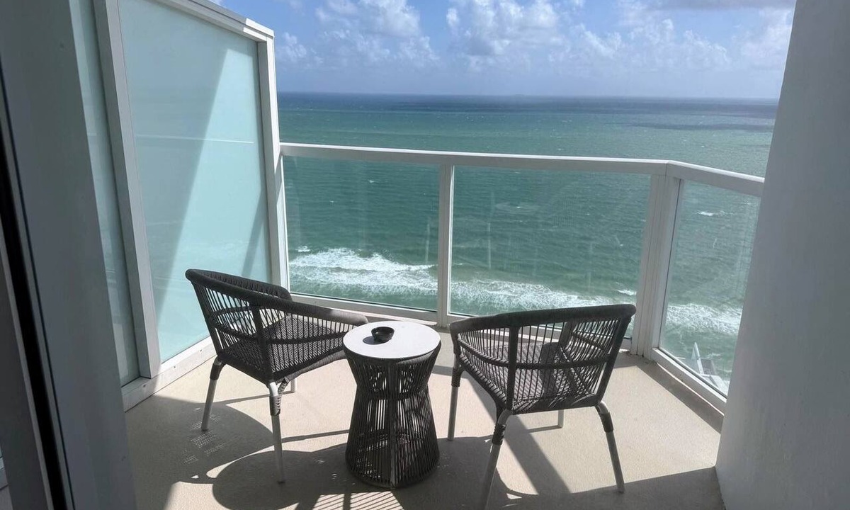 Mid Beach Apartment | Fontainebleau Hotel 32nd Fl Oceanfront Jr Suite