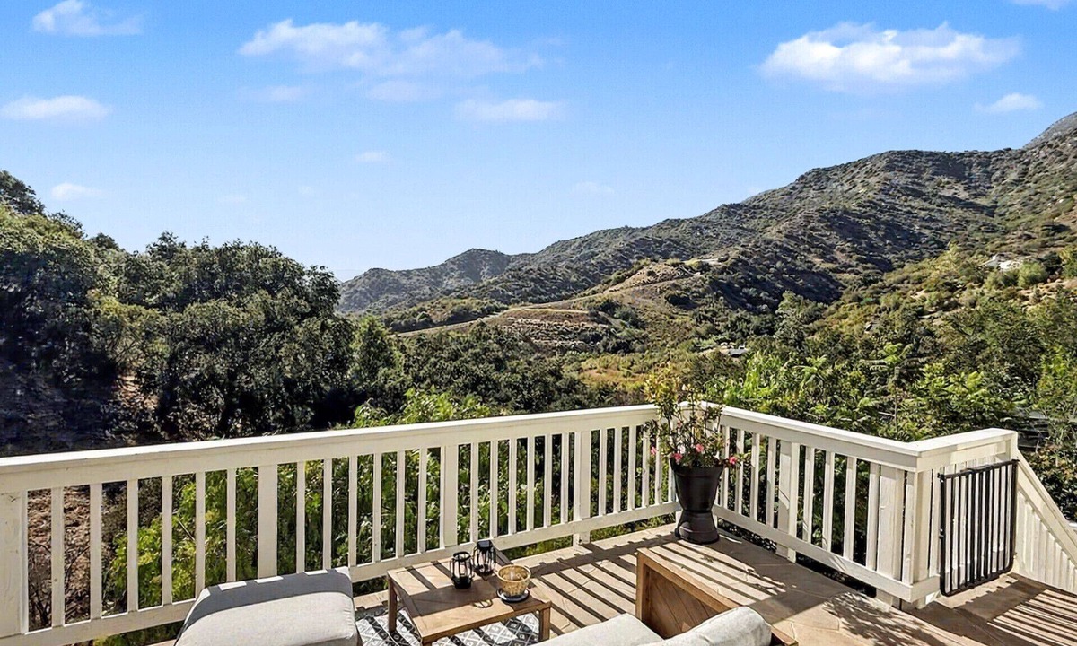 Ojai House | Foothill Mountain Sanctuary: Chef's Kitchen, Hillside Garden 5 Min to Town