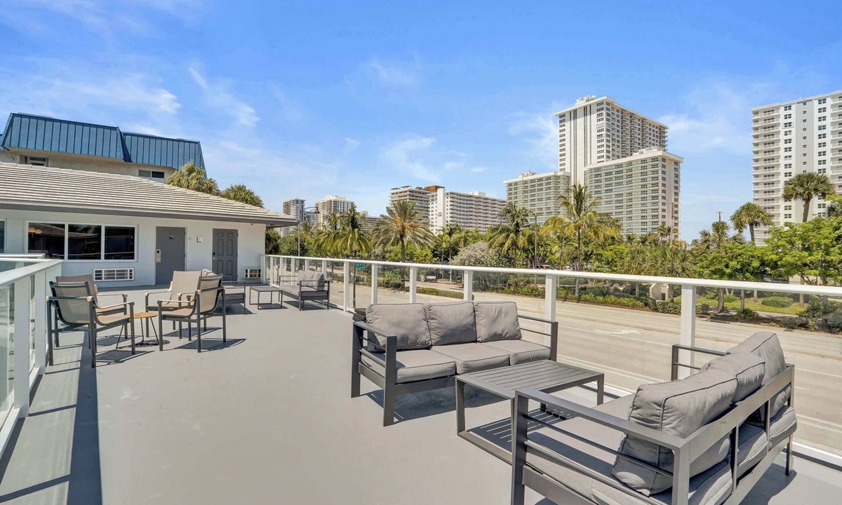 Galt Mile Apartment | Fort Lauderdale King Suite At Botanica