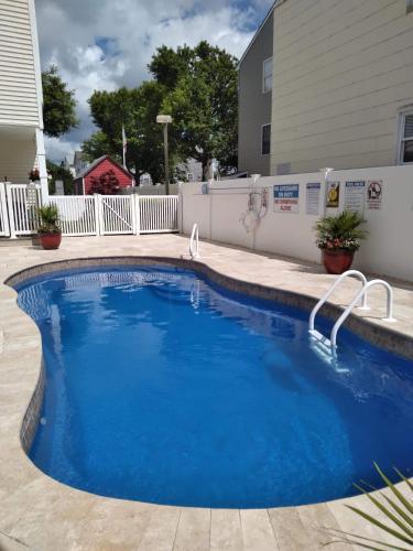 Wildwood House | Fountain Motel Townhouse with Shared Pool