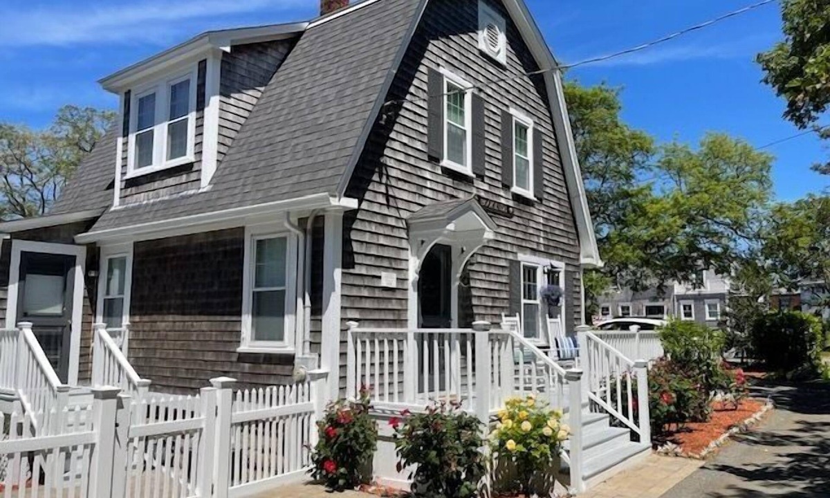 Chatham House | FOUR BEDROOM IN TOWN LOCATION - CLOSE TO OYSTER POND BEACH AREA.
