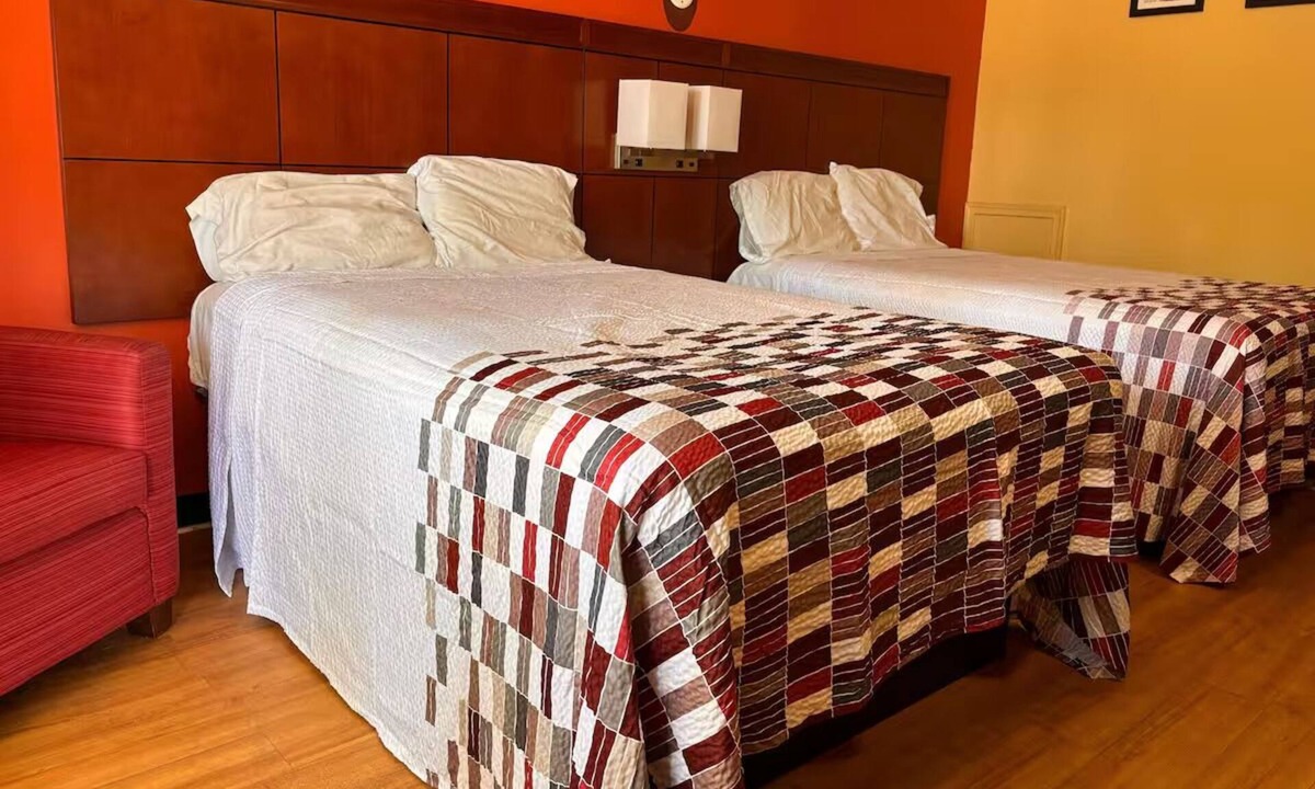 North Newport News Hotel | Four Simple Rooms w/Private Bath, Essentials, & Easy Attraction Access
