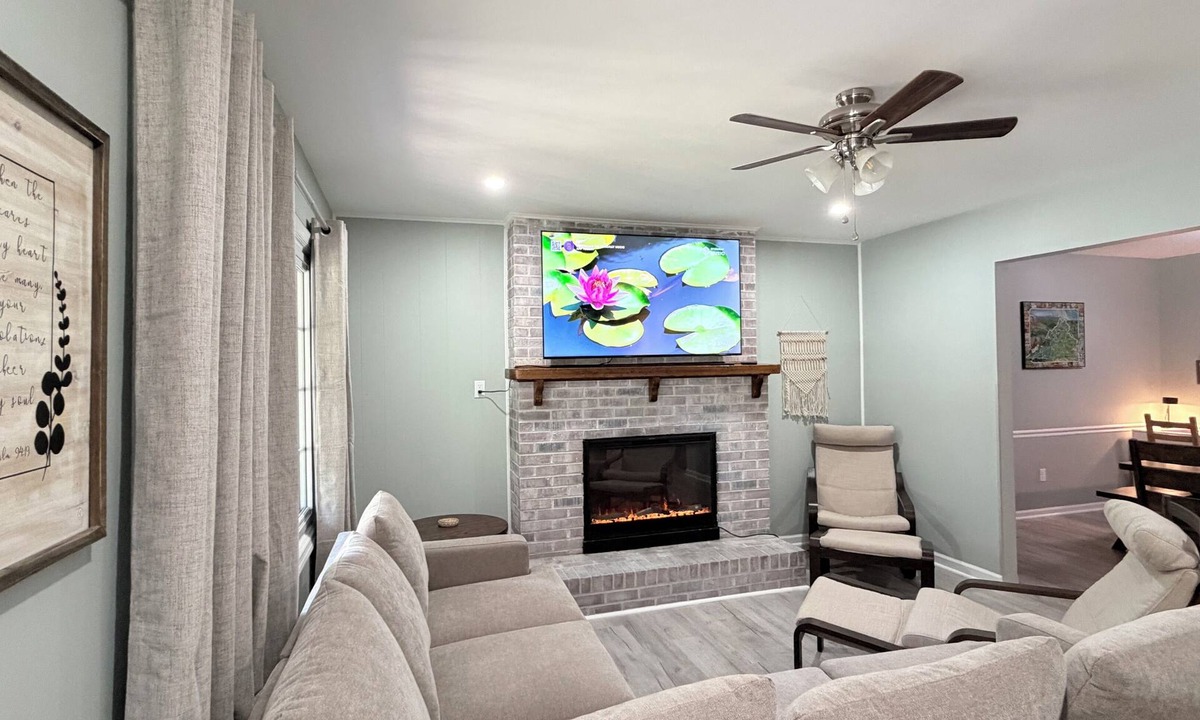 Fredericksburg House | Fredericksburg Spotsy Home 4 Beds 2 Bathrooms 1 Level House Fenced Yard