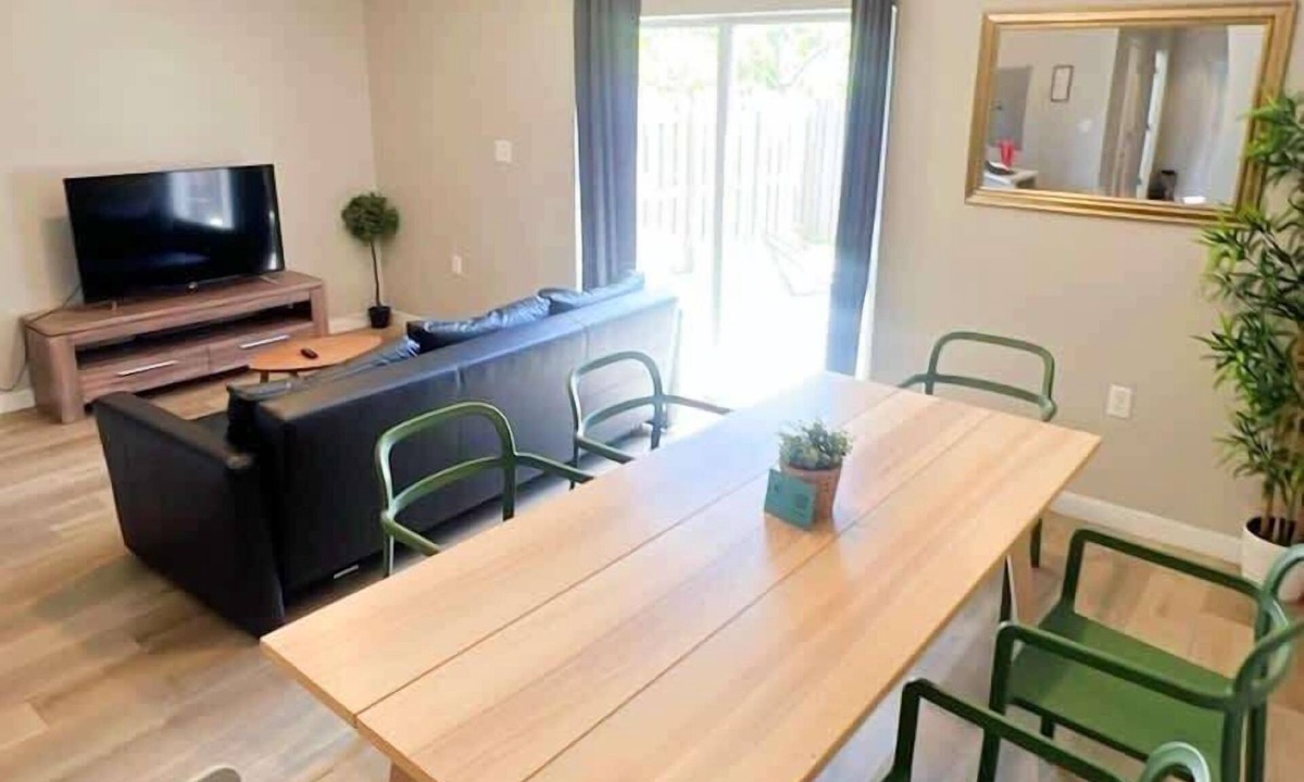 Golden Glades House | Free Parking | Prime Location Townhouse